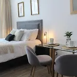 Hermoso Estudio en Mejor Ubicación Frente al Mall Servicio HOM